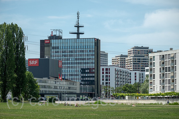 Schweiz, Zuerich - Zentrale des Schweizer Radio und Fernsehen (SRF), rechts Wohnsiedlung Leutschenbach