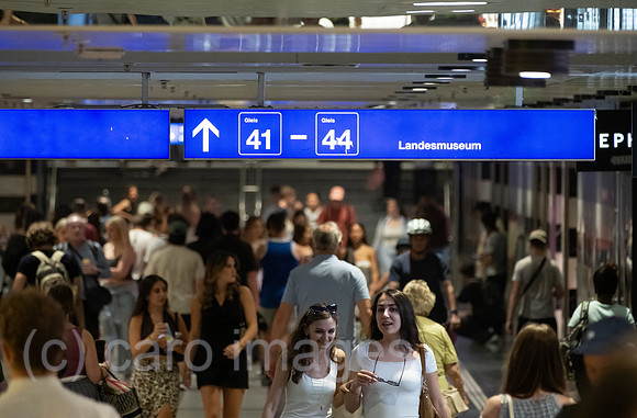 Schweiz, Zuerich - Unterfuehrung mit Zugang zu den Gleisen am Zuerich Hauptbahnhof