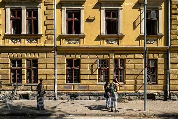 Ukraine, Lwiw - Ukraine-Krieg: Haus mit zerborstenen Scheiben nach russischen Raketen- und Drohnenangriff auf Wohnviertel im Zentrum (7 Tote, ca. 30 Verletzte)