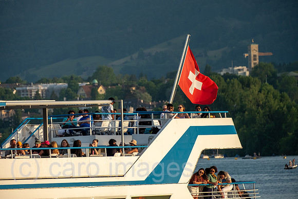 Schweiz, Zuerich - Ausflugsdampfer auf dem Zuerichsee, Blick vom Stadtzentrum