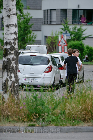 Schweiz, Zuerich - Zwei Jungen auf einem Elektroroller, Quartier Schwamedingen