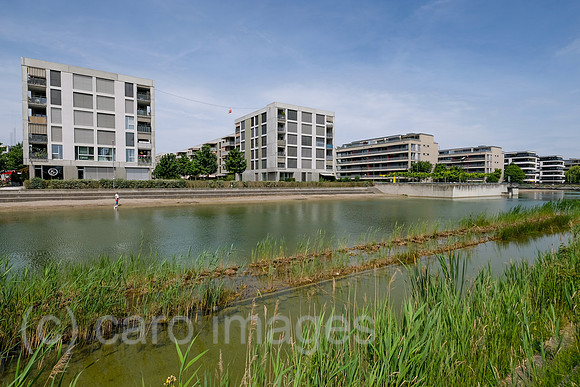 Schweiz, Opfikon - Kuenstliches Gewaesser am Opfikerpark beim modernen Glattpark Wohnquartier an der Peripherie von Zuerich fuer 7000 Einwohner
