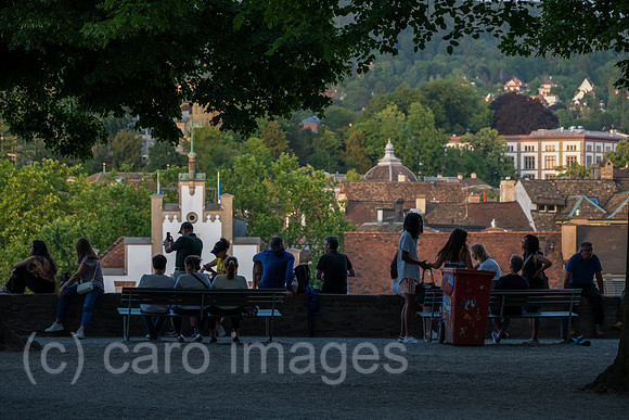 Schweiz, Zuerich - Touristen am Aussichtspunkt Lindenhof am rechten Flussufer des Flusses Limmat mit Blick auf die andere Haelfte der Altstadt