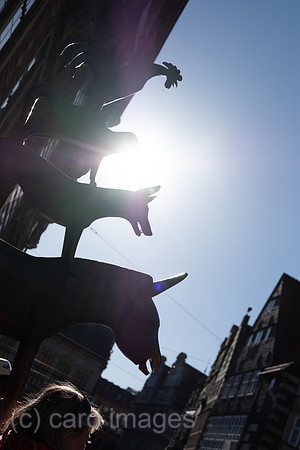Deutschland, Bremen - Das bekannteste Wahrzeichen der Stadt, die Skulptur der Bremer Stadtmusikanten, Symbol der Freiheitsliebe und Unabhaengigkeit