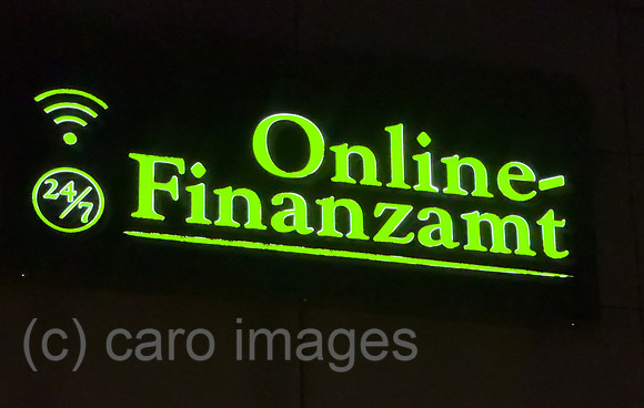 Deutschland, Bremen - Werbung an dem Finanzamt Bremen-Mitte fuer das Online-Finanzamt