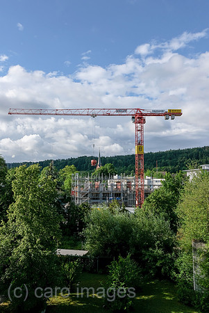 Schweiz, Zuerich - Baustelle fuer Wohnimmobilie im Quartier Schwamedingen, in der Schweiz ist wenig Platz fuer Wohnungsneubauten
