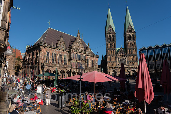 Deutschland, Bremen - Touristen und Einheimische in Cafes am Bremer Marktplatz, im Bild Bremer Rathaus und der Dom, rechts Bremer Buergerschaft