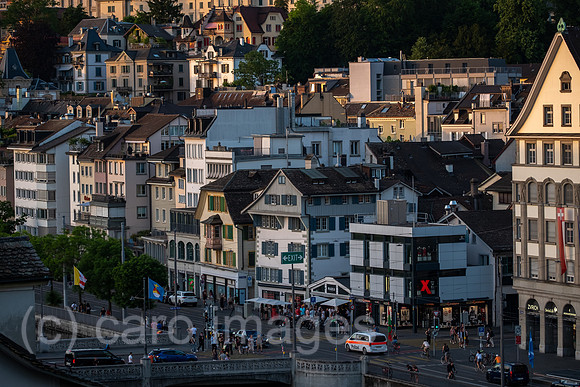 Schweiz, Zuerich - Blick vom Aussichtspunkt Lindenhof am rechten Flussufer des Flusses Limmat auf die andere Haelfte der Altstadt