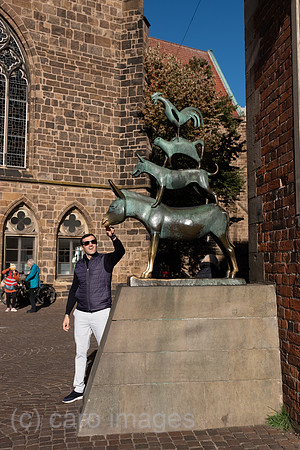 Deutschland, Bremen - Das bekannteste Wahrzeichen der Stadt, die Skulptur der Bremer Stadtmusikanten, Symbol der Freiheitsliebe und Unabhaengigkeit, Anfassen der Skulptur soll Glueck bringen