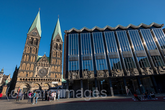 Deutschland, Bremen - Bremer Buergerschaft und St. Petri Dom, Sicht vom Bremer Marktplatz