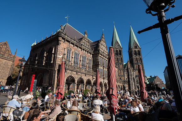 Deutschland, Bremen - Touristen und Einheimische in Cafes am Bremer Marktplatz, im Bild Bremer Rathaus und der Dom