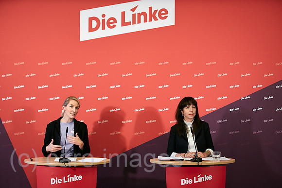 Berlin, Deutschland - Die Parteivorsitzende Ines Schwerdtner und die Spitzenkandidation fuer die Abgeordnetenhauswahl Elif Eralp von Die LInke bei einer Pressekonferenz in der Parteizentrale.