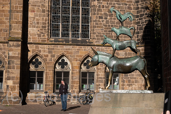 Deutschland, Bremen - Das bekannteste Wahrzeichen der Stadt, die Skulptur der Bremer Stadtmusikanten, Symbol der Freiheitsliebe und Unabhaengigkeit