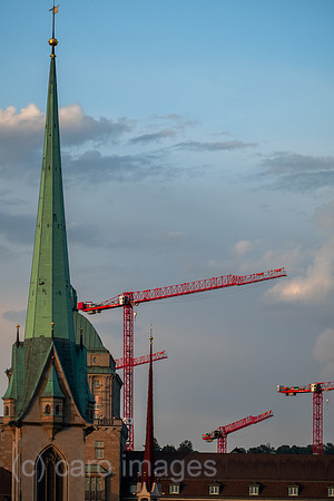 Schweiz, Zuerich - Turm des Fraumuenster, Wahrzeichen und eine reformierte Kirche in der Zuercher Altstadt, dahinter Baukraene
