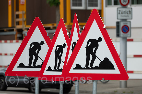 Schweiz, Zuerich - Mehrere Warnschilder einer Baustelle nebeneinander
