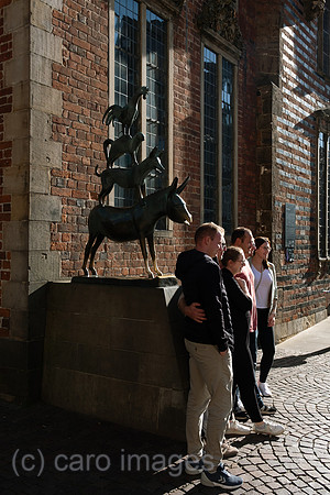 Deutschland, Bremen - Das bekannteste Wahrzeichen der Stadt, die Skulptur der Bremer Stadtmusikanten, Symbol der Freiheitsliebe und Unabhaengigkeit, sowie beliebtes Fotomotiv bei Touristen