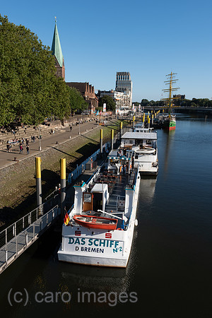 Deutschland, Bremen - Ausblick auf die Weserpromenade an der Schlachte, historisch mal ein Hafen, heute beliebter Treffpunkt fuer Einheimische und Touristen