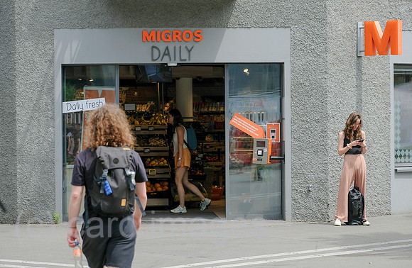 Schweiz, Zuerich - Migros Daily im Stadtzentrum, Teil der genossenschaftlichen Migros-Gruppe