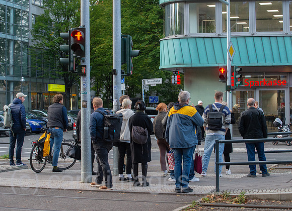 Berlin, Deutschland - Passanten an einer Fussgaengerampel