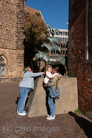 Deutschland, Bremen - Das bekannteste Wahrzeichen der Stadt, die Skulptur der Bremer Stadtmusikanten, Symbol der Freiheitsliebe und Unabhaengigkeit, Anfassen der Skulptur soll Glueck bringen
