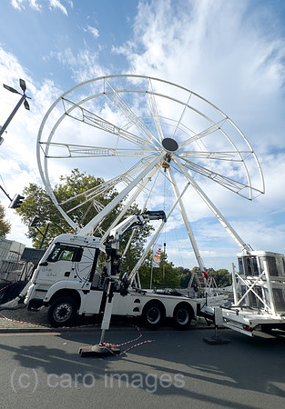 Deutschland, Bremen - Vorbereitung zum Tag der Deutschen Einheit 2026 in Bremen, Riesenrad wird an der Weser montiert