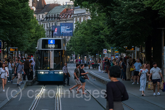 Schweiz, Zuerich - Stadtleben mit Tram in der Nobelmeile Bahnhofstrasse