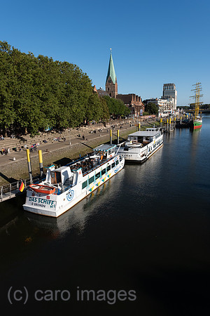 Deutschland, Bremen - Ausblick auf die Weserpromenade an der Schlachte, historisch mal ein Hafen, heute beliebter Treffpunkt fuer Einheimische und Touristen
