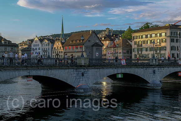 Schweiz, Zuerich - Die Muensterbruecke in der Altstadt ueber den Fluss Limmat