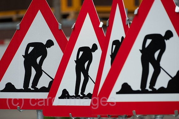 Schweiz, Zuerich - Mehrere Warnschilder einer Baustelle nebeneinander