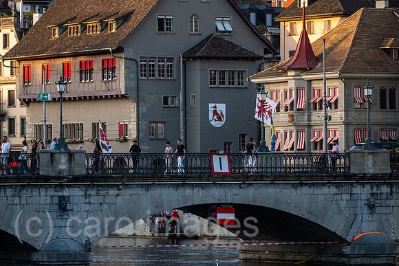 Schweiz, Zuerich - Die Muensterbruecke in der Altstadt ueber den Fluss Limmat