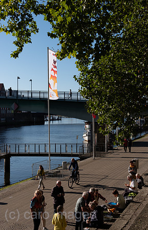 Deutschland, Bremen - Fahne mit speziellem Logo der Bremer Stadtmusikanten zum Tag der Deutschen Einheit 2026 in Bremen, Weserpromenade, Innenstadt