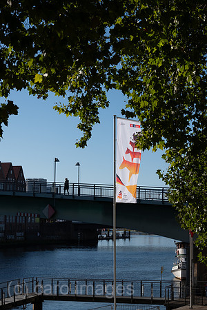 Deutschland, Bremen - Fahne mit speziellem Logo der Bremer Stadtmusikanten zum Tag der Deutschen Einheit 2026 in Bremen, Weserpromenade, Innenstadt
