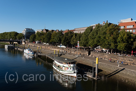 Deutschland, Bremen - Ausblick auf die Weserpromenade an der Schlachte, historisch mal ein Hafen, heute beliebter Treffpunkt fuer Einheimische und Touristen