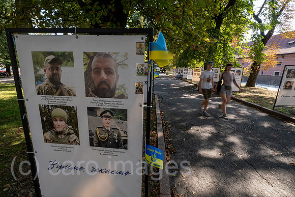 Ukraine, Lwiw - Foto-Projekt von Soldatenfrauen erinnert an ukrainische Soldaten der 24. Mechanisierten Brigade, die Kriegsgefangene sind oder als vermisst gelten