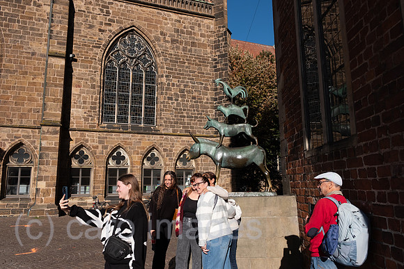 Deutschland, Bremen - Das bekannteste Wahrzeichen der Stadt, die Skulptur der Bremer Stadtmusikanten, Symbol der Freiheitsliebe und Unabhaengigkeit, sowie beliebtes Fotomotiv bei Touristen