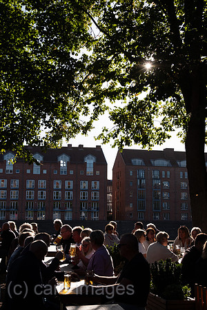 Deutschland, Bremen - Biergarten an der Schlachte, historisch Ort eines Hafens an der Weser, heute beliebter Treffpunkt fuer Einheimische und Touristen