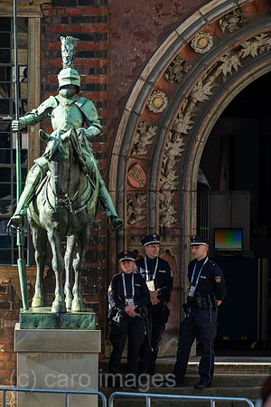 Deutschland, Bremen - Buergerfest Tag der Deutschen Einheit 2026 in Bremen, Polizeibeamte vor Seiteneingang des Bremer Rathauses