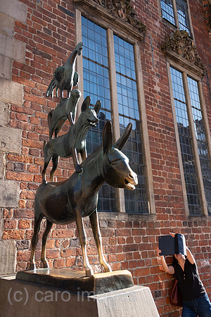 Deutschland, Bremen - Das bekannteste Wahrzeichen der Stadt, die Skulptur der Bremer Stadtmusikanten, Symbol der Freiheitsliebe und Unabhaengigkeit, sowie beliebtes Fotomotiv bei Touristen