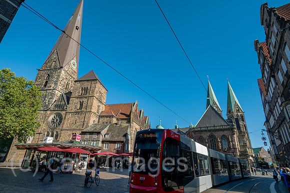 Deutschland, Bremen - Strassenbahn in Einkaufsstrasse Obernstrasse, links Unser Lieben Frauen Kirche, hinten Bremer Dom, davor Seitenansicht des Rathauses