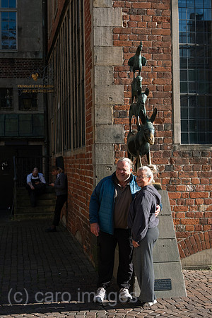 Deutschland, Bremen - Das bekannteste Wahrzeichen der Stadt, die Skulptur der Bremer Stadtmusikanten, Symbol der Freiheitsliebe und Unabhaengigkeit, sowie beliebtes Fotomotiv bei Touristen