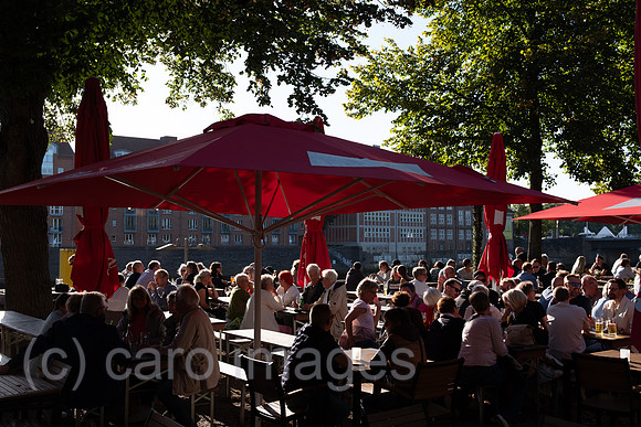 Deutschland, Bremen - Biergarten an der Schlachte, historisch Ort eines Hafens an der Weser, heute beliebter Treffpunkt fuer Einheimische und Touristen