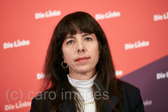 Berlin, Deutschland - Elif Eralp von Die LInke bei einer Pressekonferenz in der Parteizentrale.