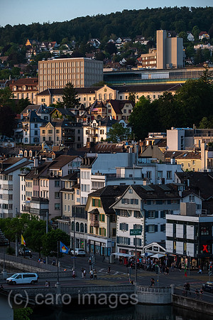 Schweiz, Zuerich - Blick vom Aussichtspunkt Lindenhof am rechten Flussufer des Flusses Limmat auf die andere Haelfte der Altstadt