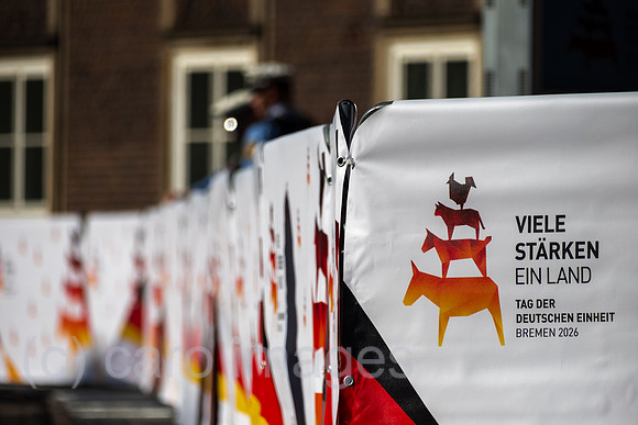 Deutschland, Bremen - Buergerfest Tag der Deutschen Einheit 2026 in Bremen, Logo mit den Bremer Stadtmusikanten und Motto Viele Staerken ein Land auf Absperrung mit Polizisten