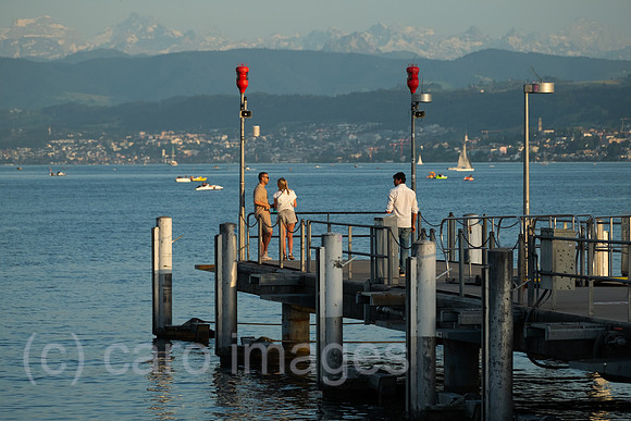 Schweiz, Zuerich - Blick vom Stadtzentrum auf den Zuerichsee, Anlegestelle fuer Ausflugsdampfer