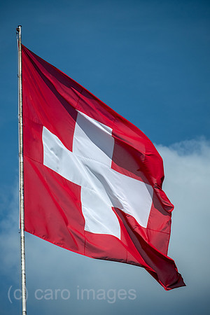 Schweiz, Genf - Schweizerische Nationalflagge am Bahnhofsvorplatz