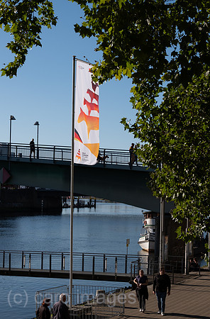 Deutschland, Bremen - Fahne mit speziellem Logo der Bremer Stadtmusikanten zum Tag der Deutschen Einheit 2026 in Bremen, Weserpromenade, Innenstadt