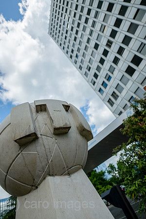 Schweiz, Genf - Steinerner Globus mit der Abkuerzung der International Telecommunication Union - ITU an ihrem Sitz, UN-Agentur fuer Informations- und Kommunikationstechnologien
