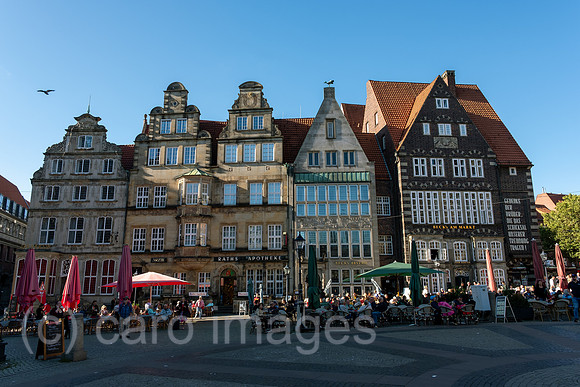 Deutschland, Bremen - Patrizierhaeuser am Bremer Marktplatz (wieder aufgebaut nach 2. Weltkrieg), Menschen sitzen in Cafes