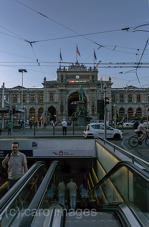 Schweiz, Zuerich - Zuerich Hauptbahnhof, Haupteingang zum Bahnhofplatz / Bahnhofstrasse mit Zugang zum Untergrund und Alfred Escher-Denkmal